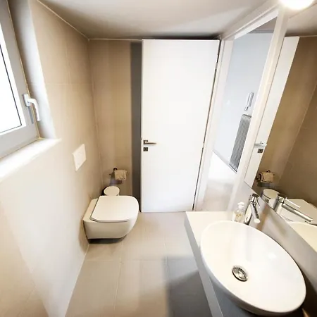 Brand New Loft Walking Distance To Acropolis Apartment *